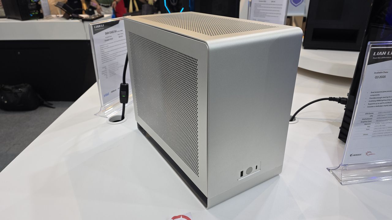 The Lian Li Dan Case B4 in standard and vertical orientations