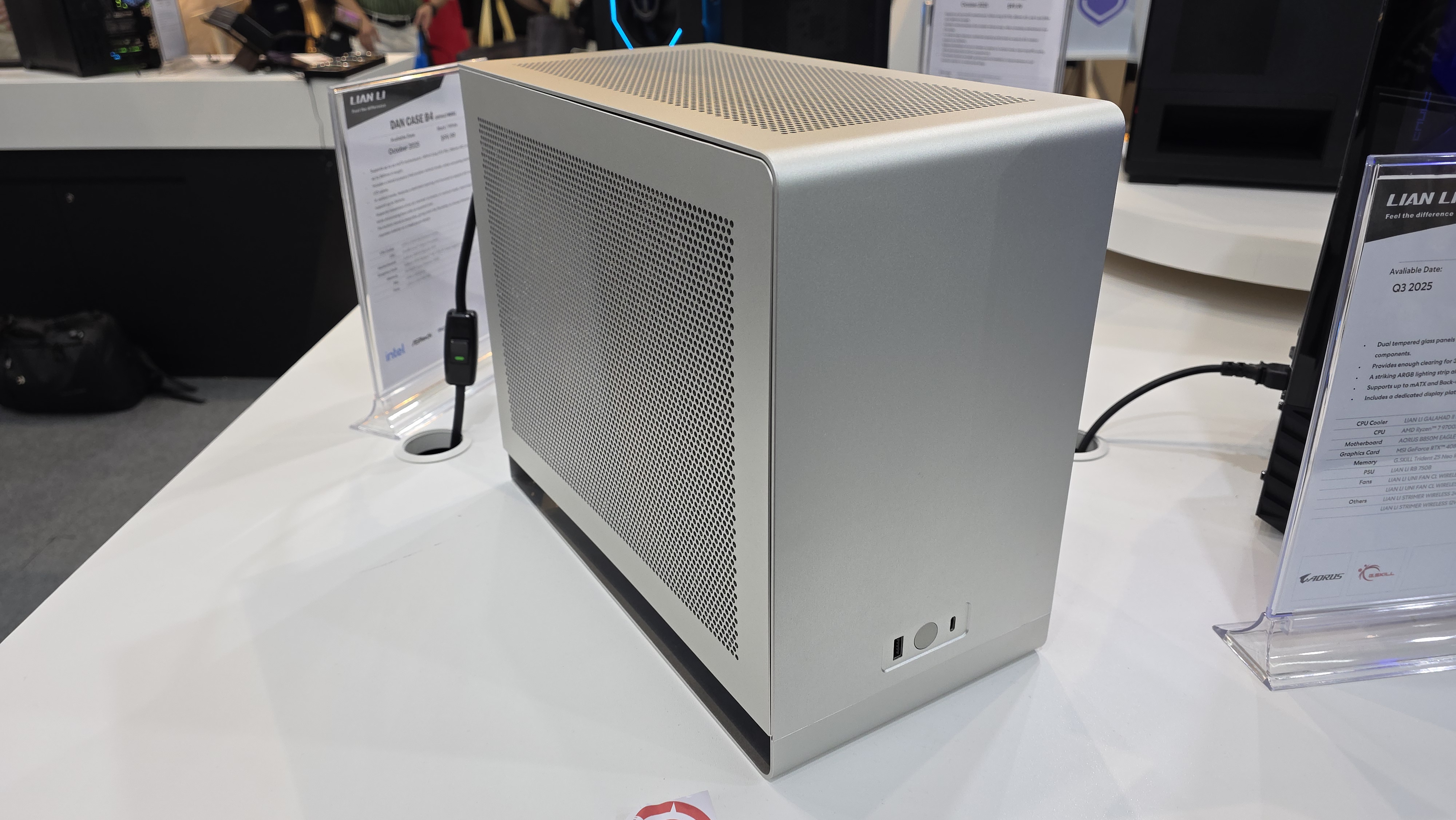 The Lian Li Dan Case B4 in standard and vertical orientations
