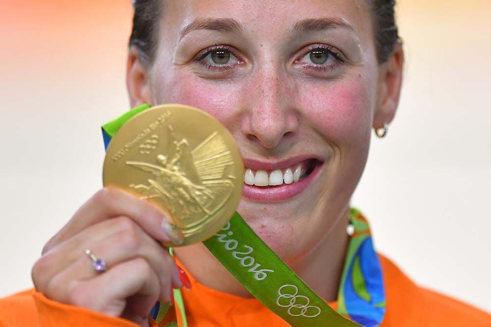 Elis Ligtlee (Netherlands) shows off her gold medal