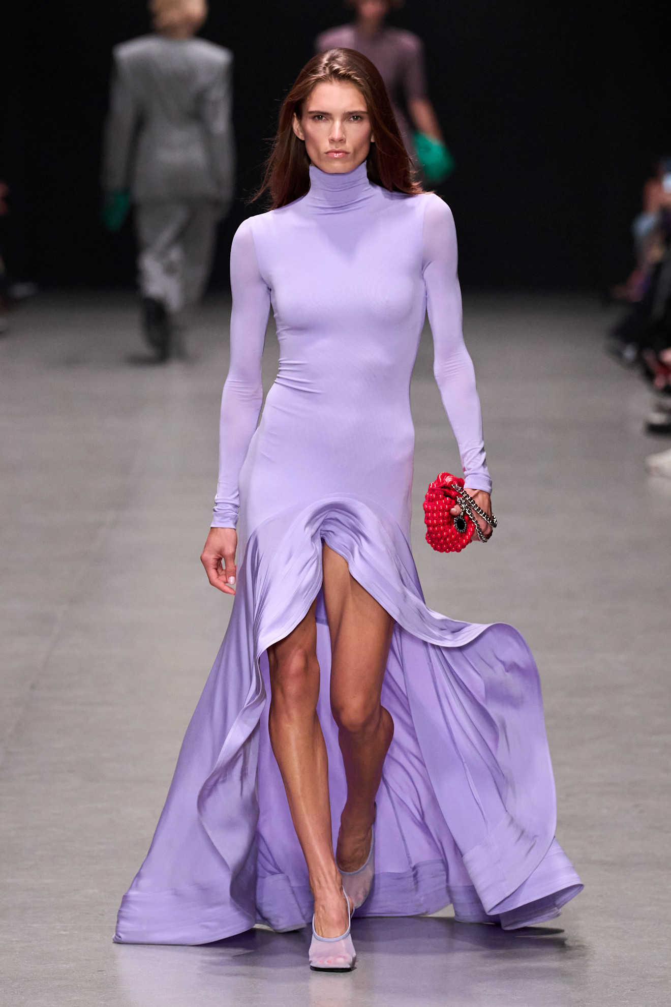 A model wore purple and red on Stella McCartney#039;s Spring 2026 runway