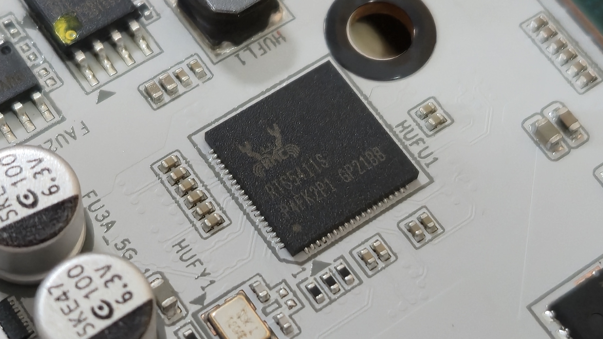 جيجابايت X870E ايرو وود