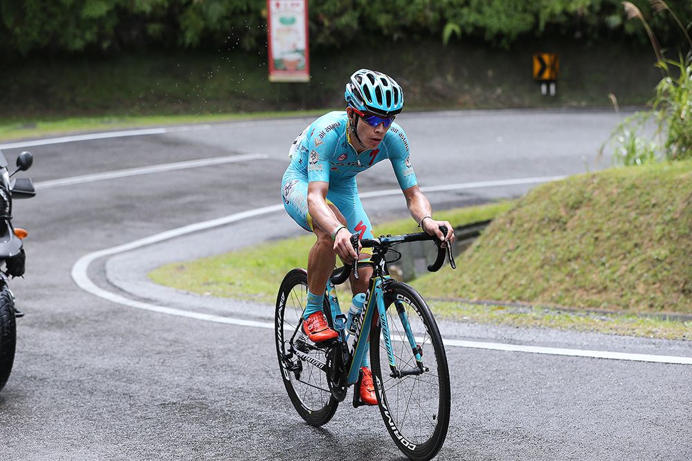 Miguel Angel Lopez (Astana) heads for the line