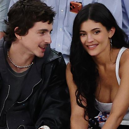 Kylie Jenner joined Timoth&eacute;e Chalamet at another Knicks basketball game in white bedazzled jeans and the heeled flip-flops trend