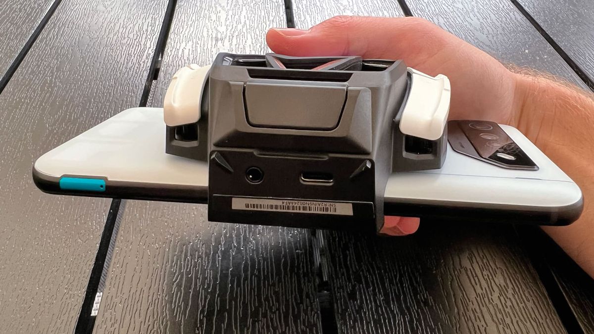 Asus Rog phone 7 och Aerocooler 7 p&aring; svart bord