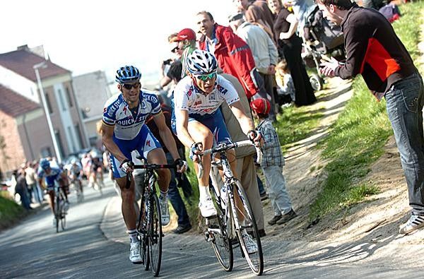 Pozzato on the attacked hard several times and here it was at the Berendries.