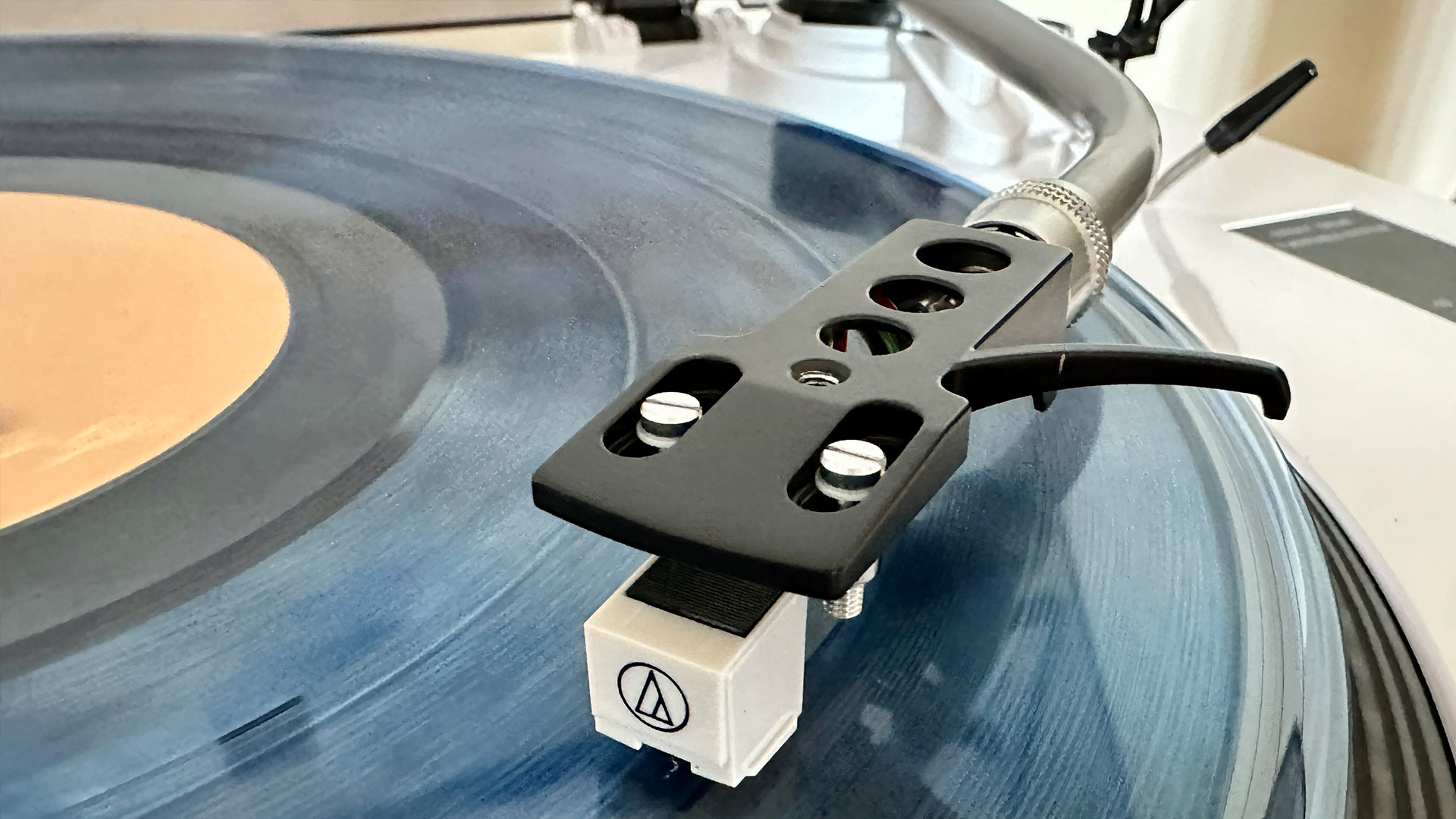 The Lenco L-3180 playing a record