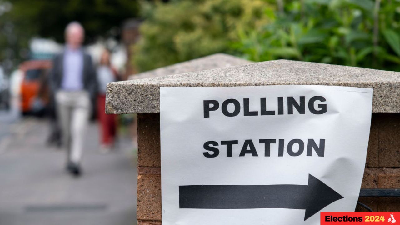 A sign which says &#039;polling station&#039; on the day of an election