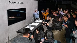 A crowd surrounding a table with the Samsung Galaxy S25 Edge display unit