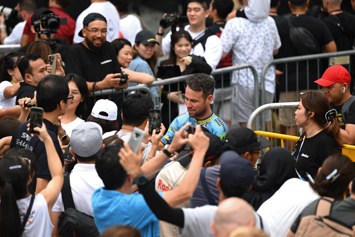 Mark Cavendish takes time to meet the fans in Singapore
