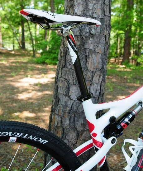 The standard telescoping seatpost looks to be of the 27.2mm variety instead of Gary Fisher's usual 31.6mm size.