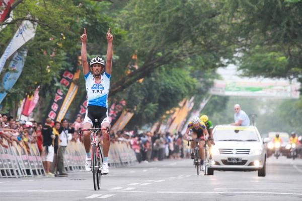 Hossein Alizadeh (Tabriz Petrochemical Team) crosses the line alone.
