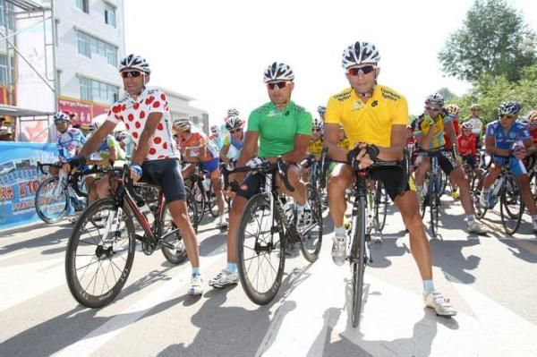Tabriz riders lined the front of the peleton on the start line.