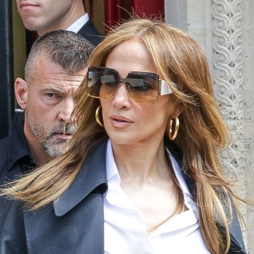 Jennifer Lopez wearing flared denim jeans and a white Hermés Birkin bag in New York City May 2024