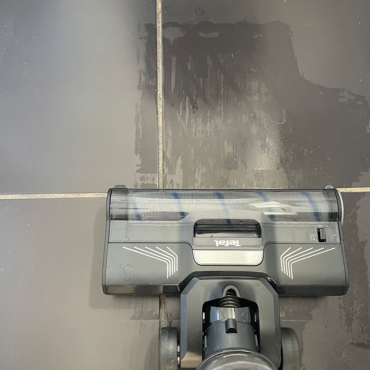 Using the Tefal X-CLEAN 4 vacuum mop on black tiles