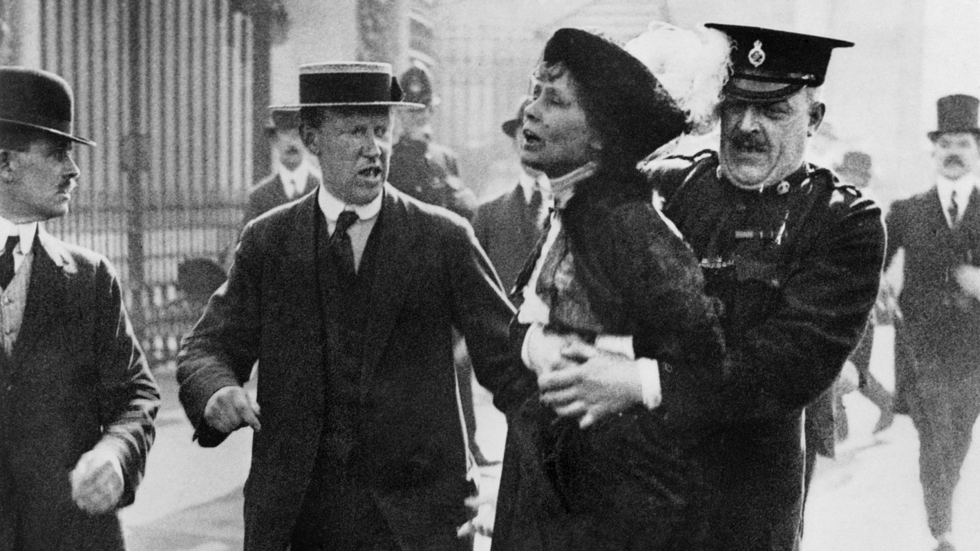 Emmeline Pankhurst vor dem Buckingham Palace festgenommen