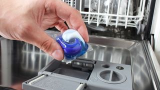 Dishwasher detergent capsule