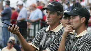 Ian Baker-Finch talks to Mike Weir at the 2005 Presidents Cup