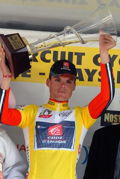 Luis Leon Sanchez (Caisse d'Epargne) hoists aloft the trophy he earned for winning the overall classification.