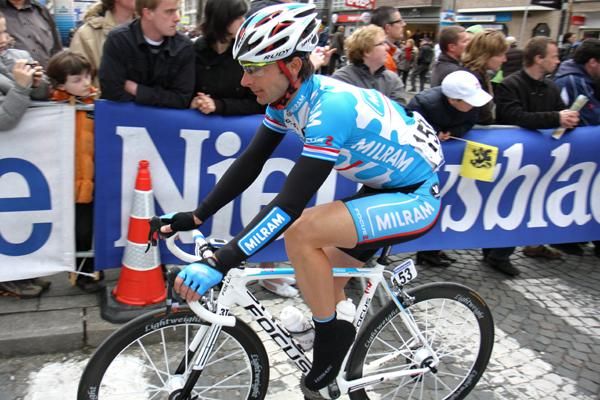 Servais Knaven (Team Milram) heads to the start.