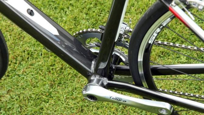 Aluminum frames use extra-wide PF86 press-fit bottom bracket shells, which allow for very widely spaced chain stays and bigger main frame tubes than would be possible with a threaded setup