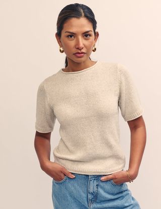 Beige gestricktes T-Shirt aus Leinenmischung mit Rundhalsausschnitt