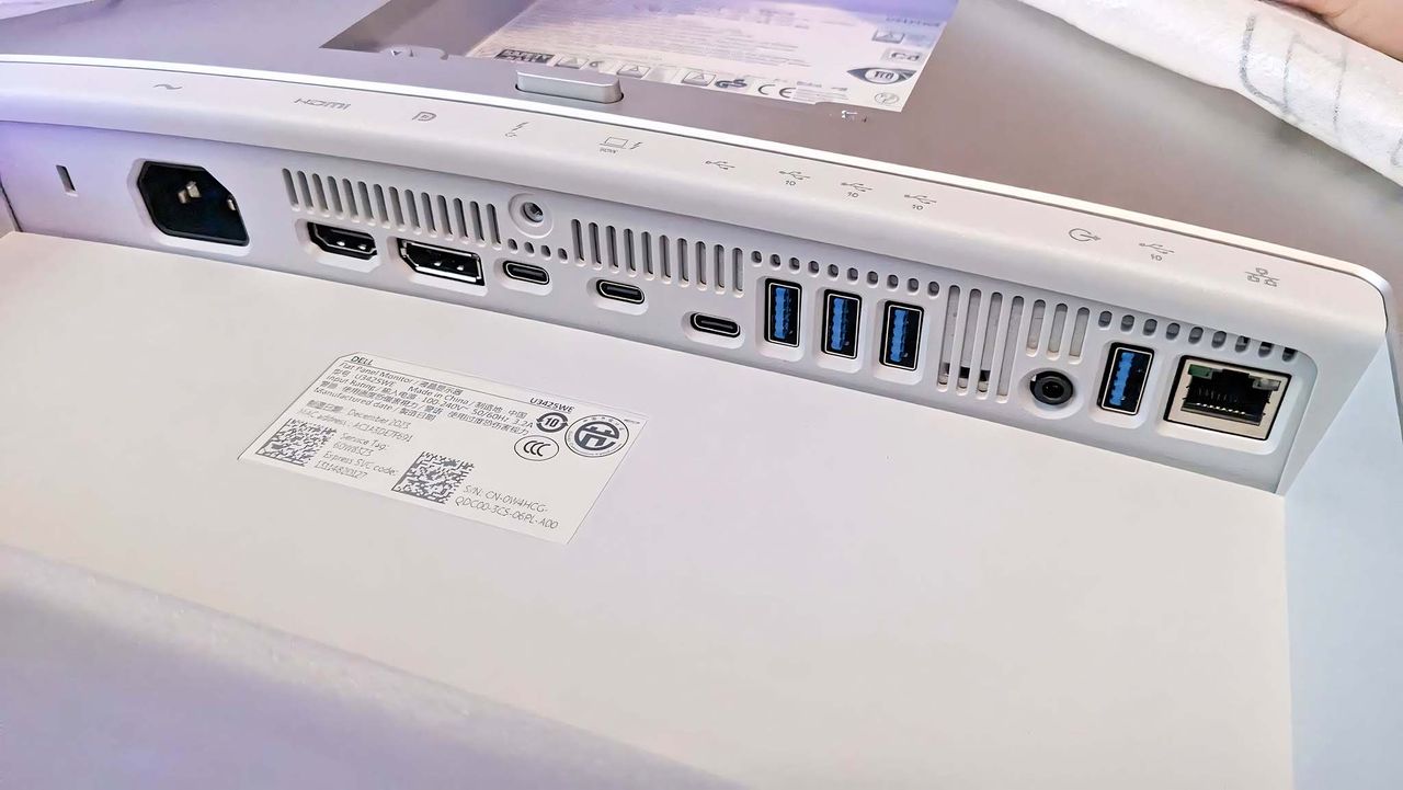 Dell Ultrasharp 34 Curved Monitor ports.