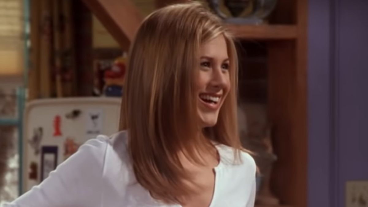 Friends star Jennifer Aniston accidentally got a real mid-scene phone call and the blooper is going viral
