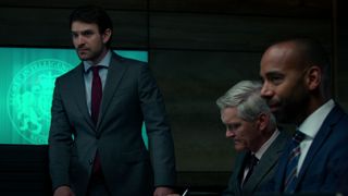 Adam Lawrence a l'air inquiet pendant une réunion du MI6 dans la série télévisée Treason de Netflix