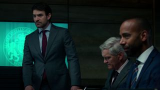 Adam Lawrence schaut besorgt während eines MI6-Treffens in der Serie Treason von Netflix