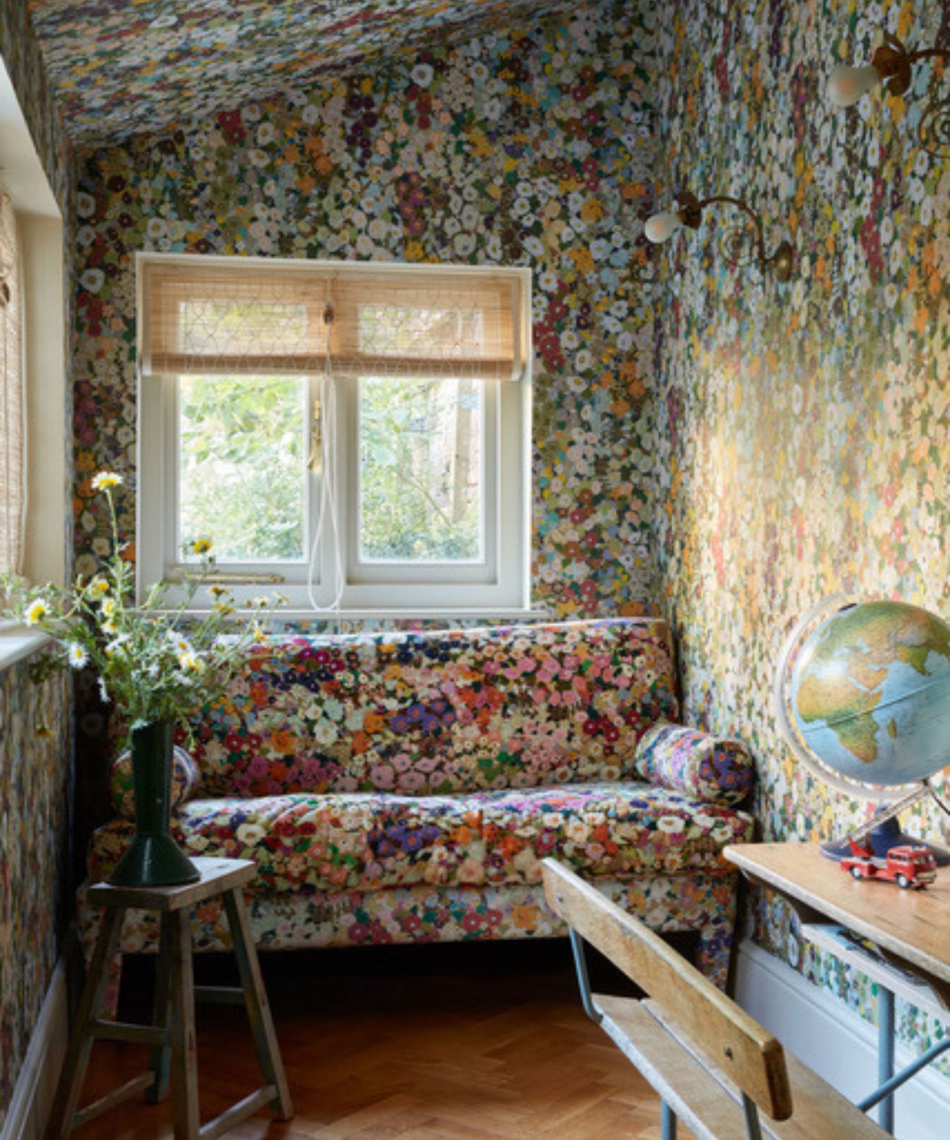 Nook decorated with pattern drenching
