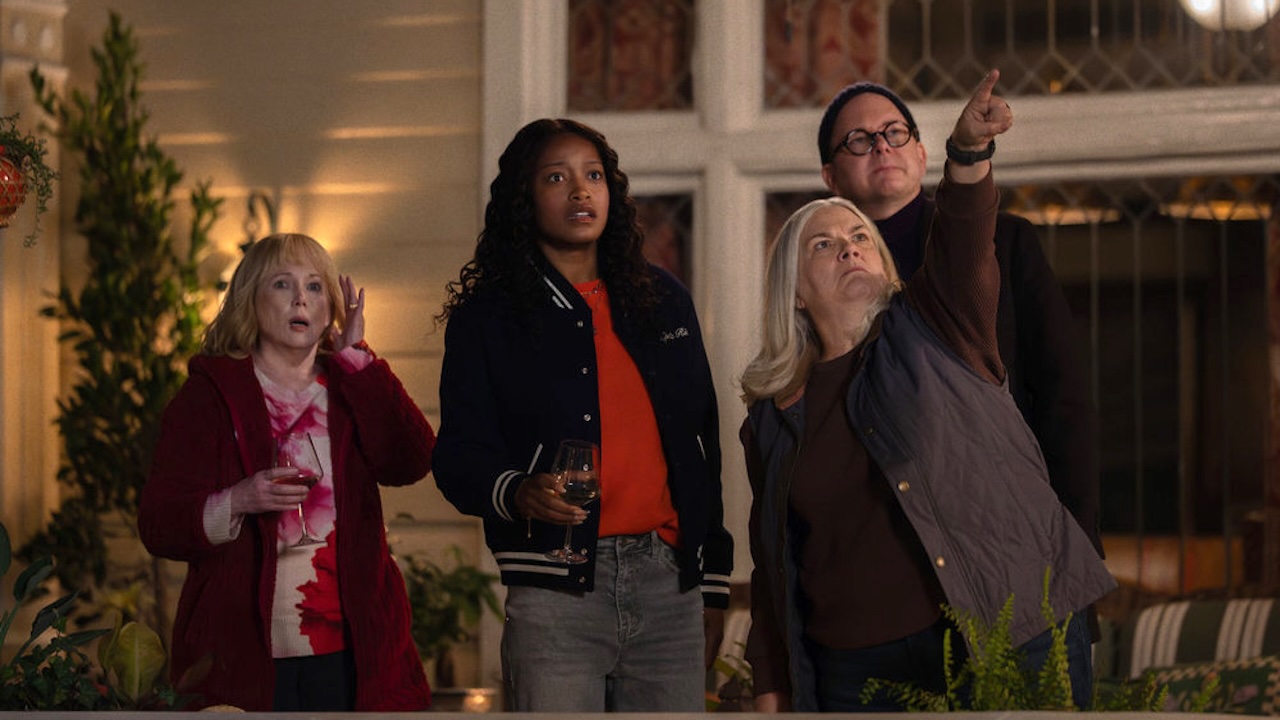 ザ・バーブスのポーチで何かを眺めるサミラと近所の人たち