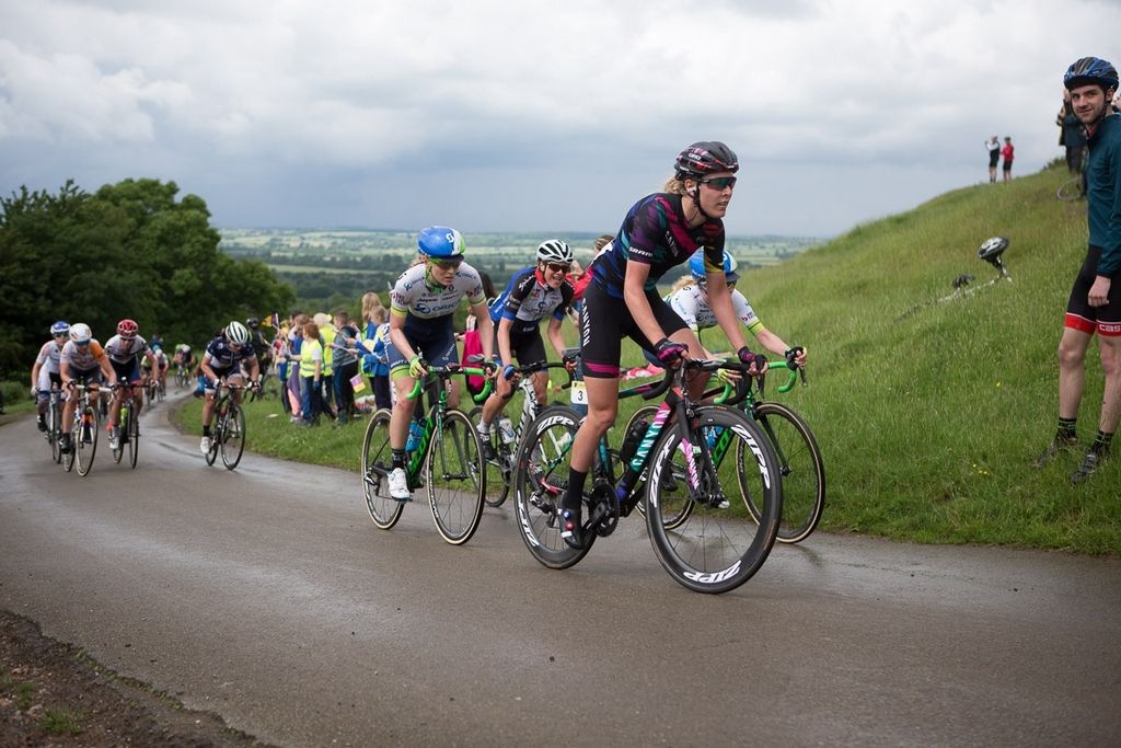 Hannah Barnes (Canyon-SRAM) gets out of the saddle
