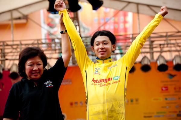Ito Masakazu (Aisan Racing) in the yellow leaders jersey