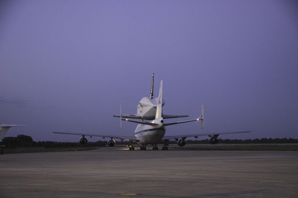 Discovery on SCA Taxiing on Runway
