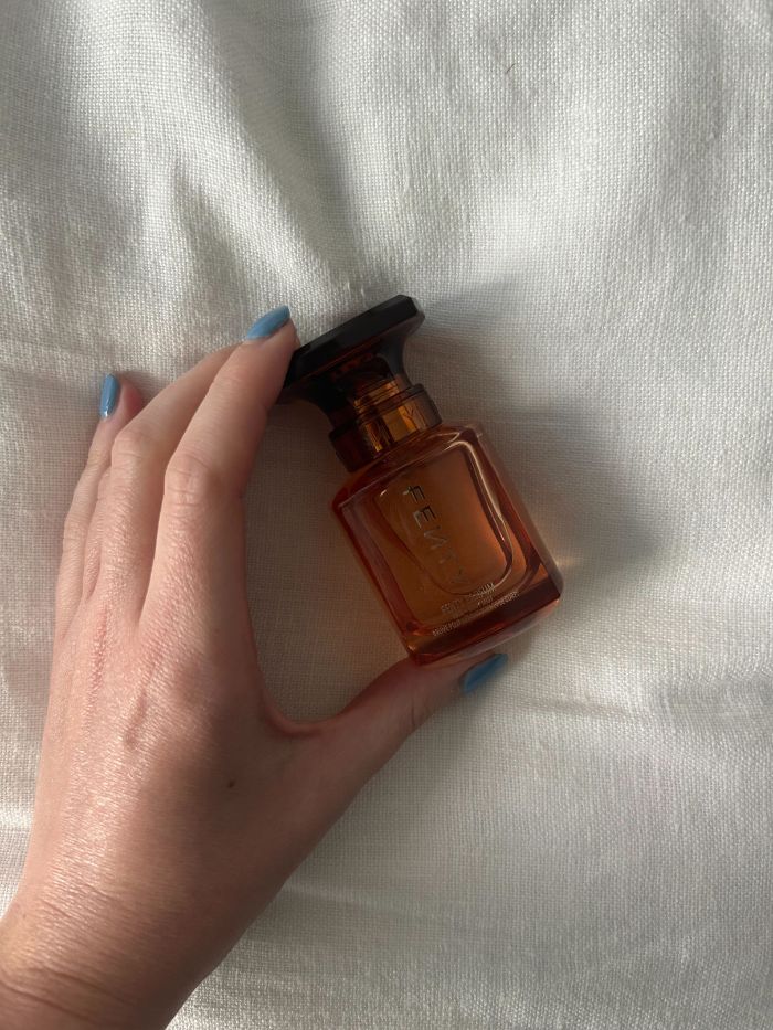 Junior beauty editor Grace Lindsay testing the Fenty Hair & Body Mist
