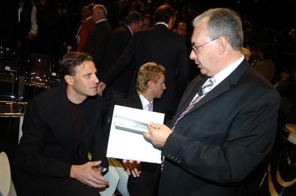 Alessandro Petacchi greets Giro director Angelo Zomegnan