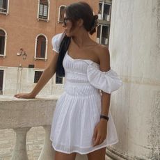 Classic Summer Outfits: @deborabrosa wears a white puff sleeve minidress