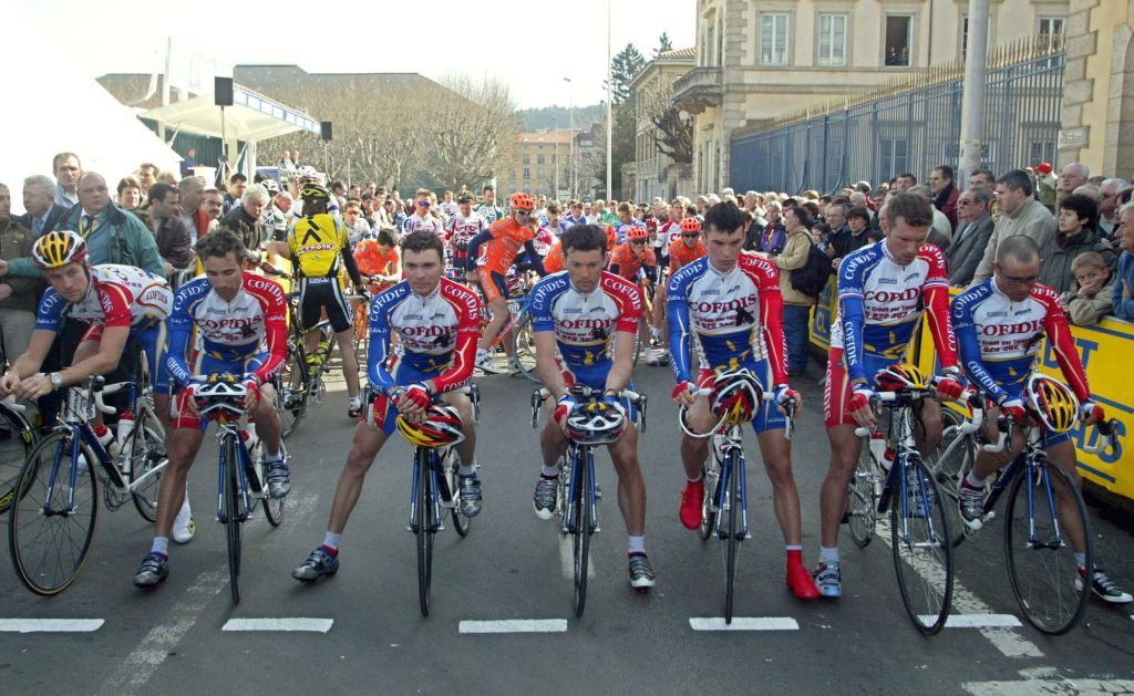 Cofidis&#039;s riders line up in tribute to team-mate Andrei Kivilev after his death