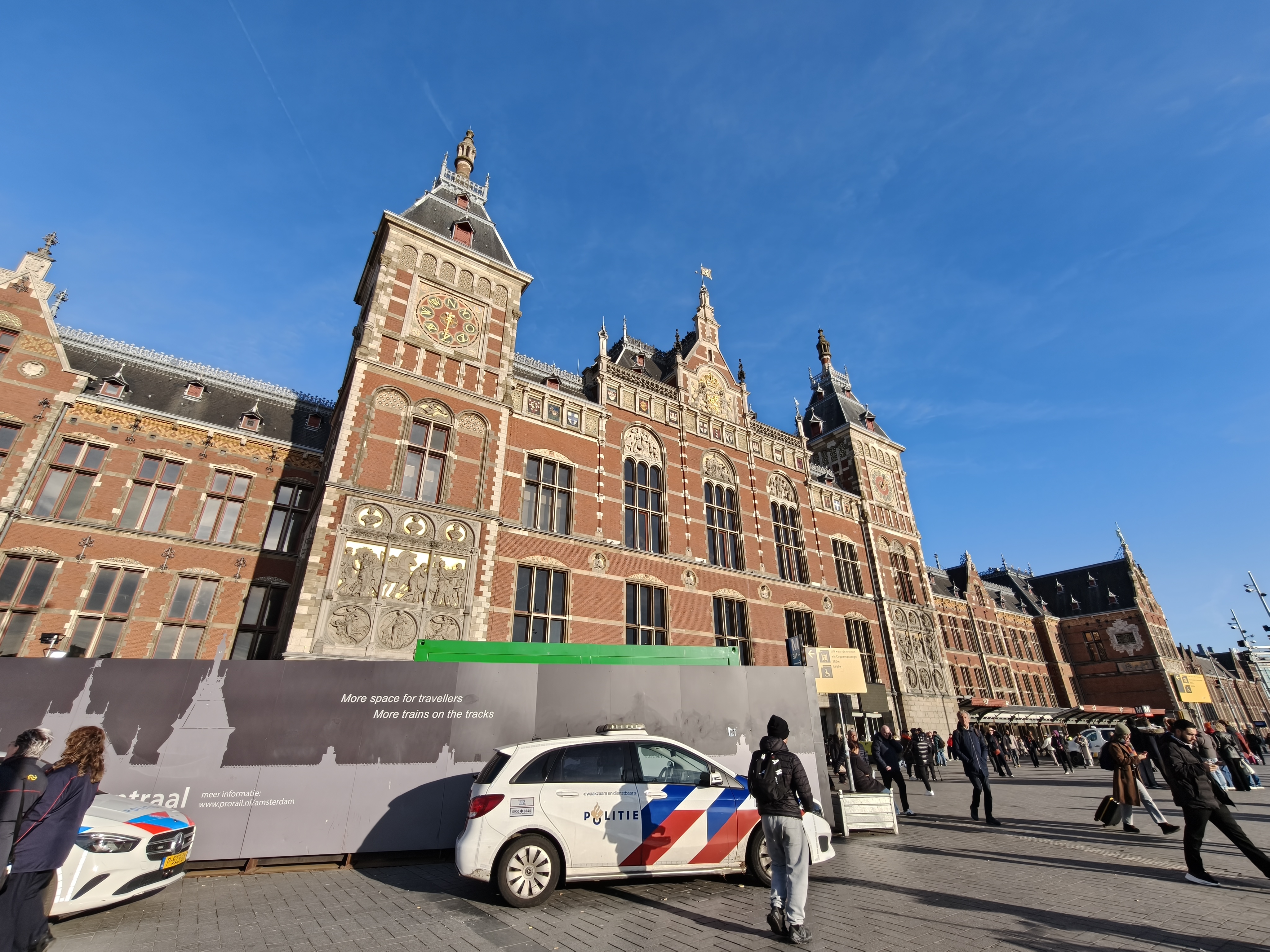 Oppo Find X8 camera sample Amsterdam Centraal 0.6x zoom