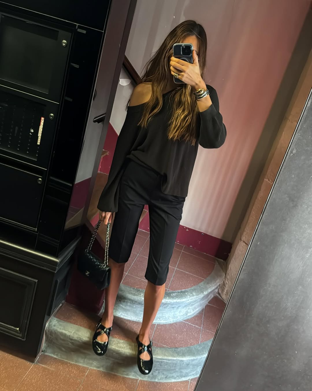 woman wearing black pedal pushers and black top