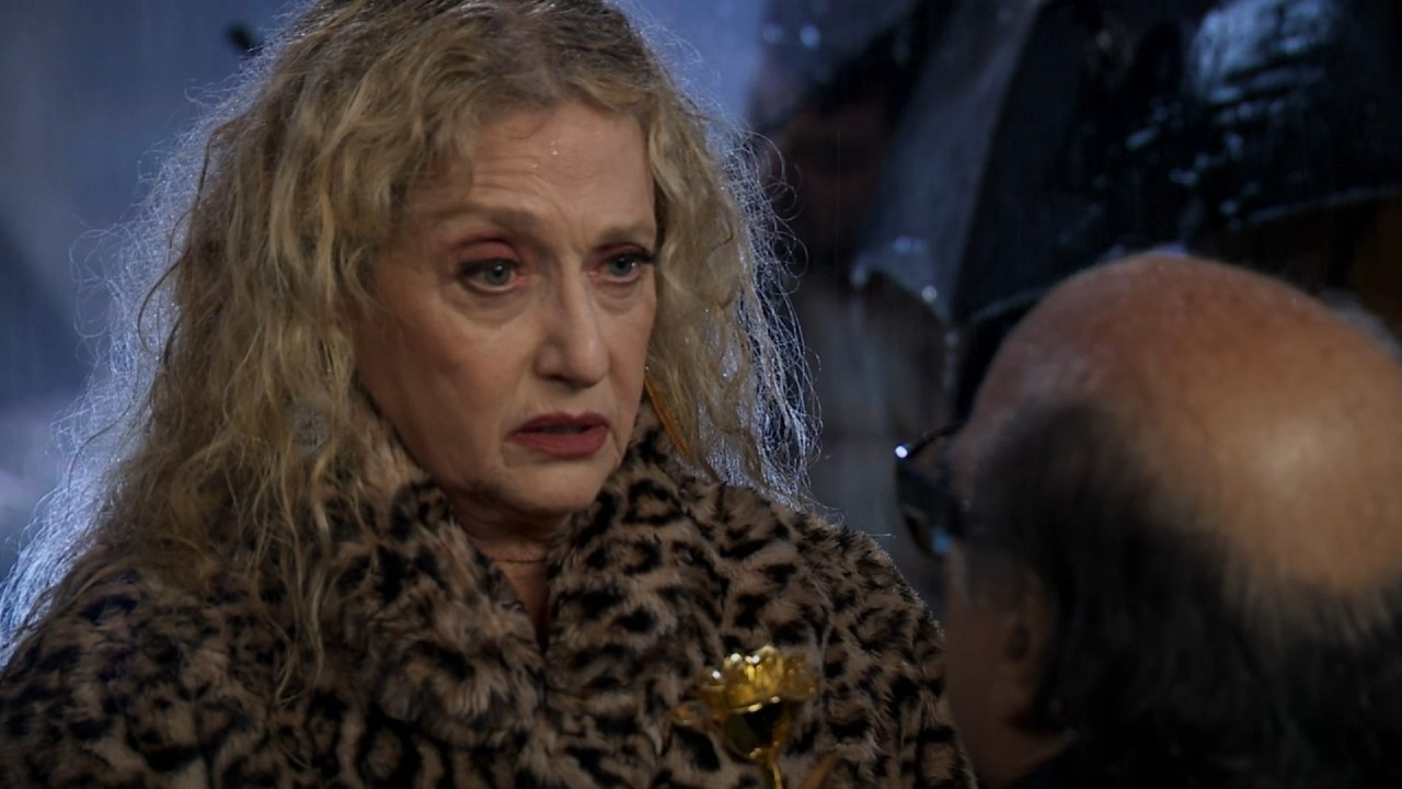 Carol Kane and Danny Devito talking in It&#039;s Always Sunny in Philadelphia.
