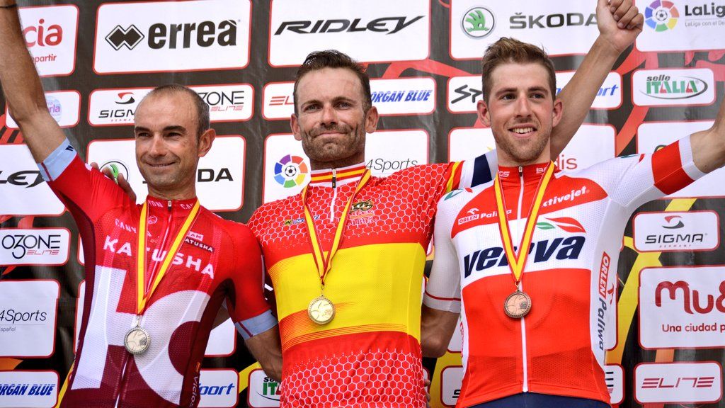 Jose Joaquin Rojas pulls on the Spanish champion's jersey