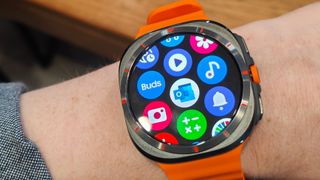 Samsung Galaxy Watch Ultra ihmisen ranteessa