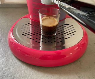 illy X7 espresso machine brewing an espresso