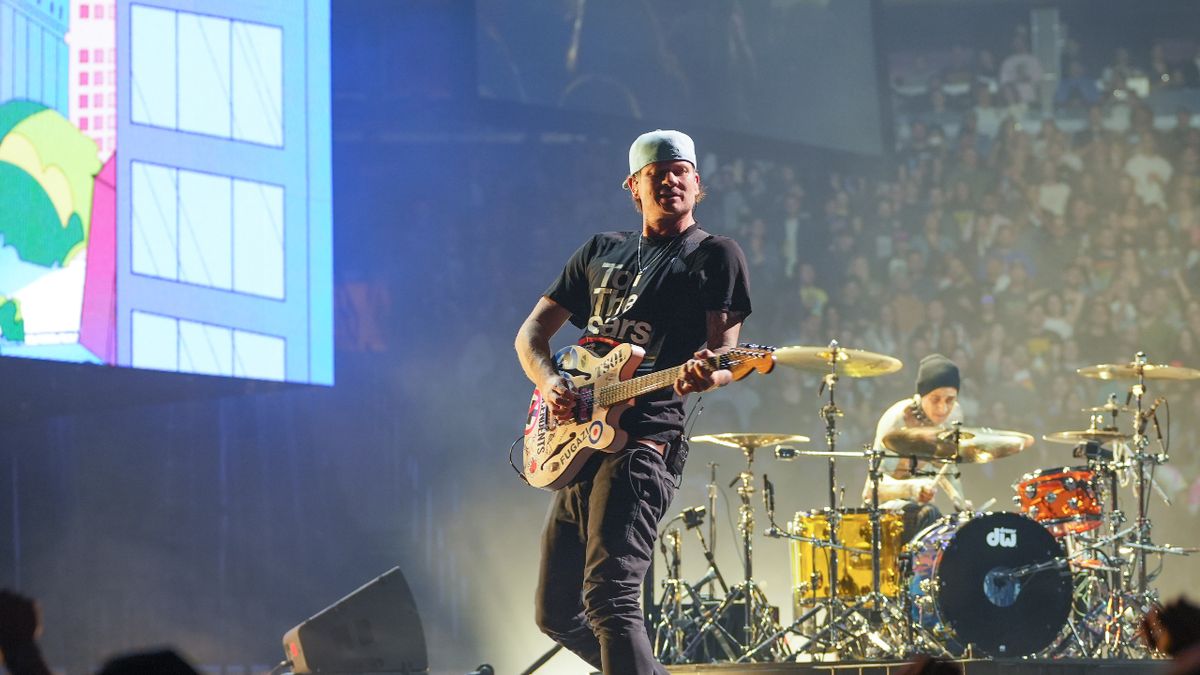 Tom Delonge on stage with Travis Barker