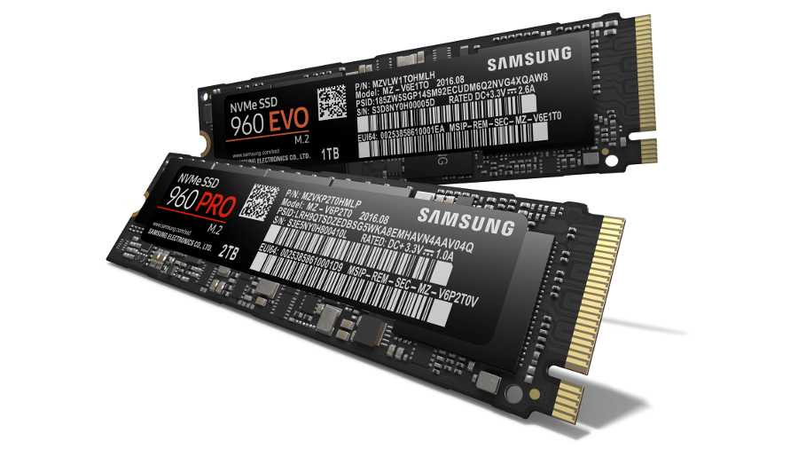 Dua SSD Samsung dengan latar belakang putih