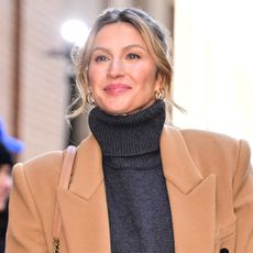 NEW YORK, NEW YORK - MARCH 21: Gisele Bundchen leaves ABC's "The View" on the Upper West Side on March 21, 2024 in New York City. 