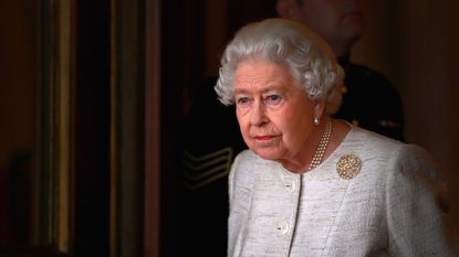 Queen Elizabeth II prepares to greet Kazakhstan President Nursultan Nazarbayev at Buckingham Palace on November 4, 2015