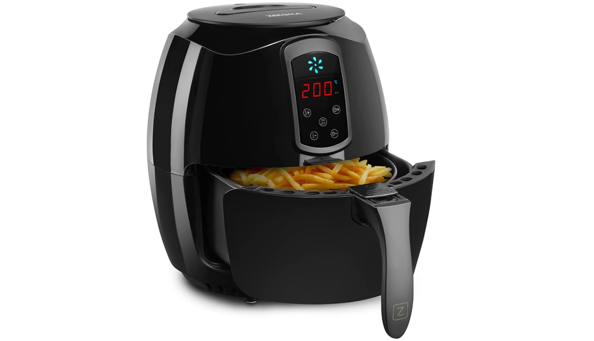 En svart Zeegma Crispier Airfryer visas upp mot en vit bakgrund med behållaren halvöppen och fylld med pommes frites.