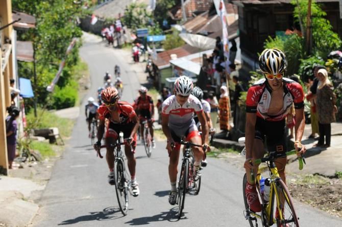 Riders tackle the steep gradient of the Cat 1 climb